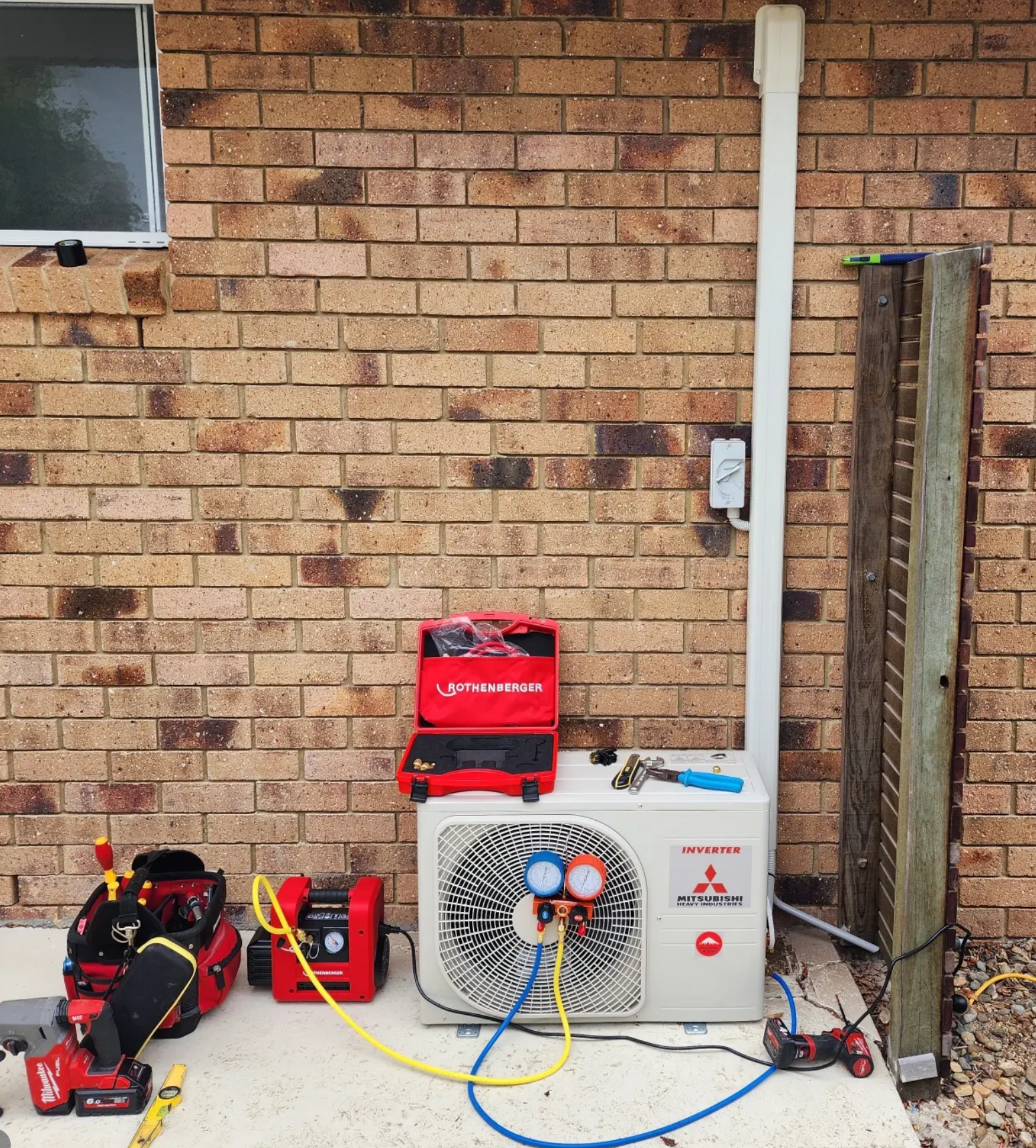 Split system air conditioning installation and commissioning